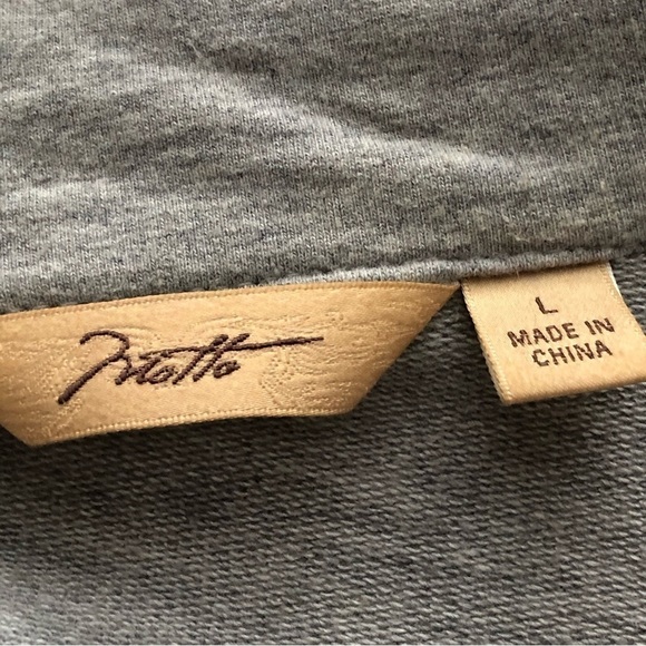 Risotto 3 Button Closure with 3/4 Button Sleeves - Picture 5 of 7